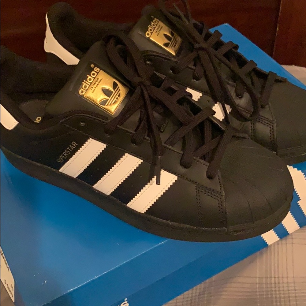 Gold adidas selltoe